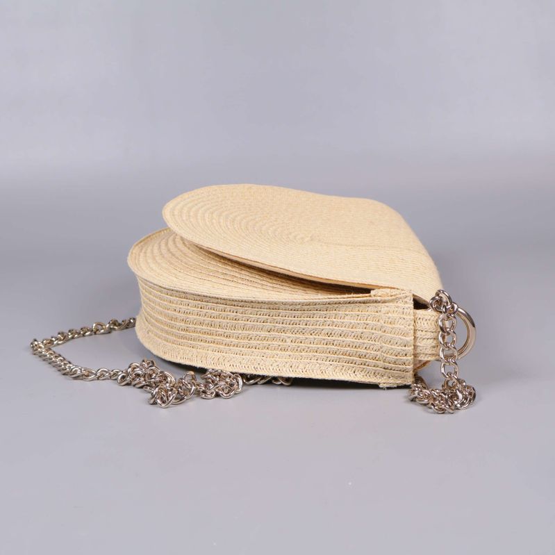 Sido- och bottenvy av halvmåneformad väska i beige