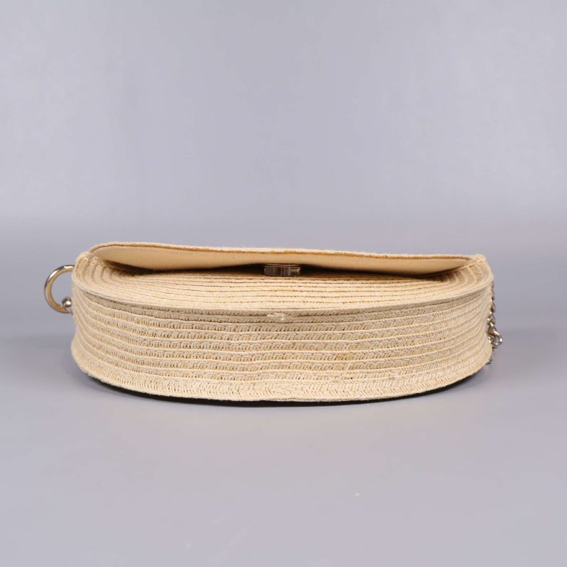 Bottenvy av beige väska med flätad kant