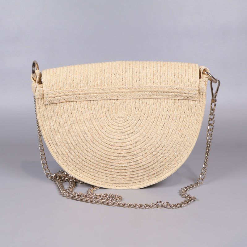 Baksidan av halvmåneformad beige väska med kedjerem