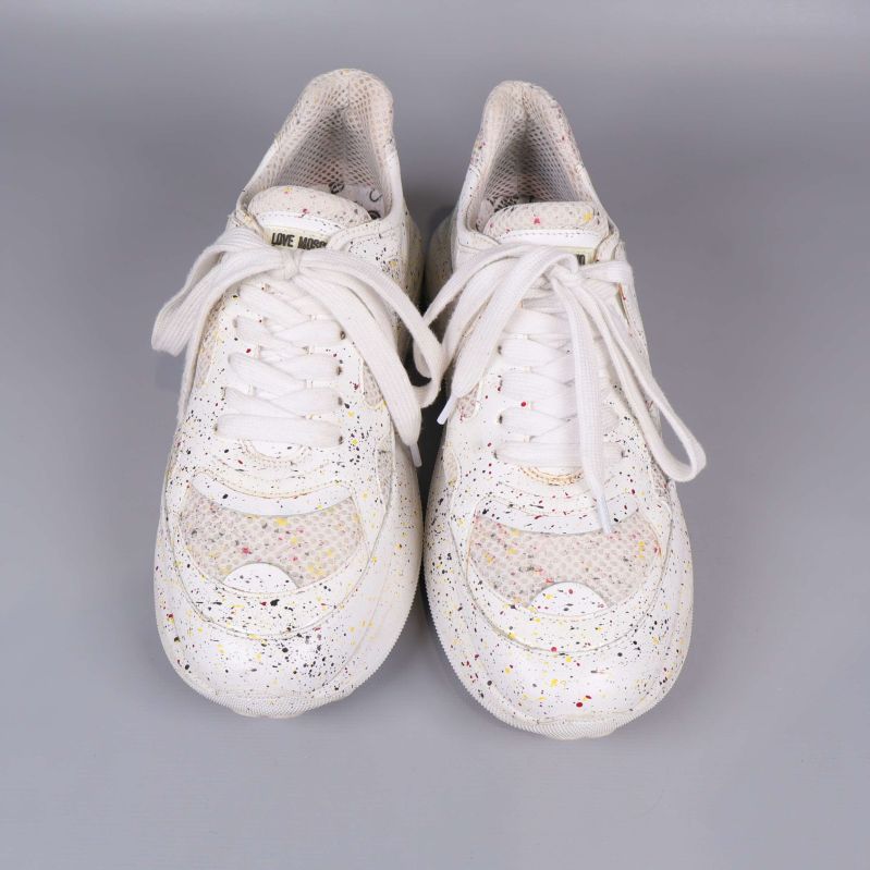 Sneakers ovanifrån, visar färgstänk och snörning