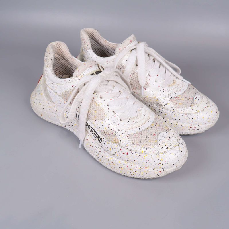 Sneakers snedställd, vit bas med färgstänk