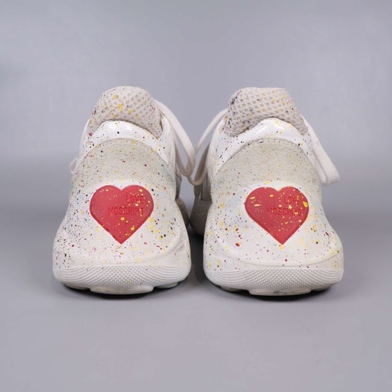 Baksidan av sneakers med röda hjärtan på hälen