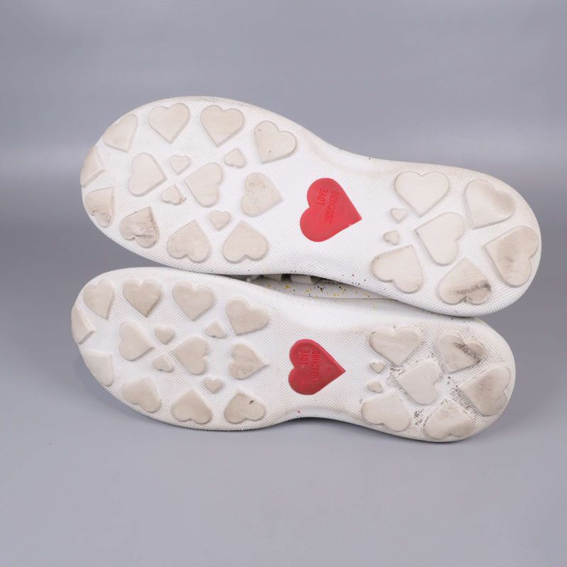 Yttersula med hjärtmönster och röda hjärtan