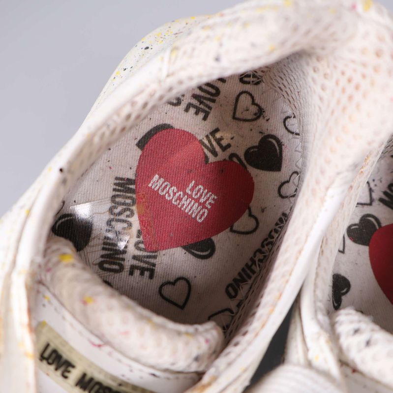 Närbild på innersula med hjärta och logga