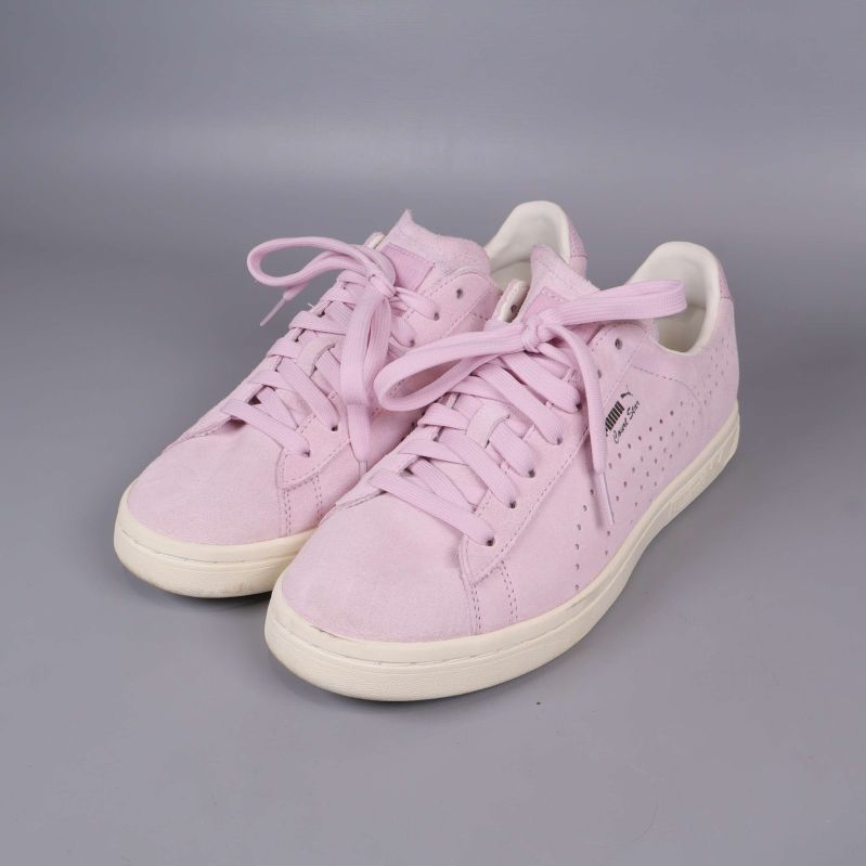 Ljusrosa sneakers med perforerade sidor och snörning