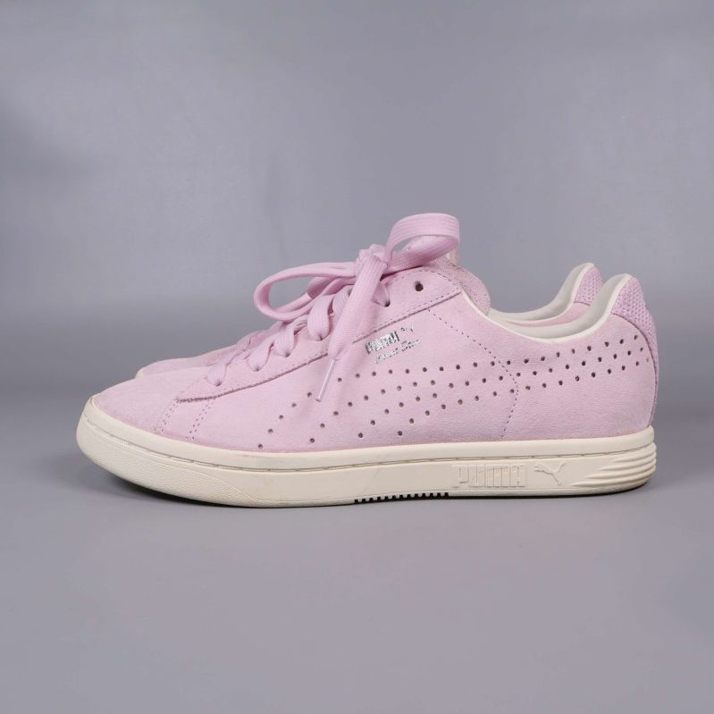 Sneaker i profil med perforerade hål och vit sula