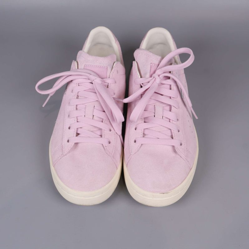 Sneakers framifrån i ljusrosa med vita sulor
