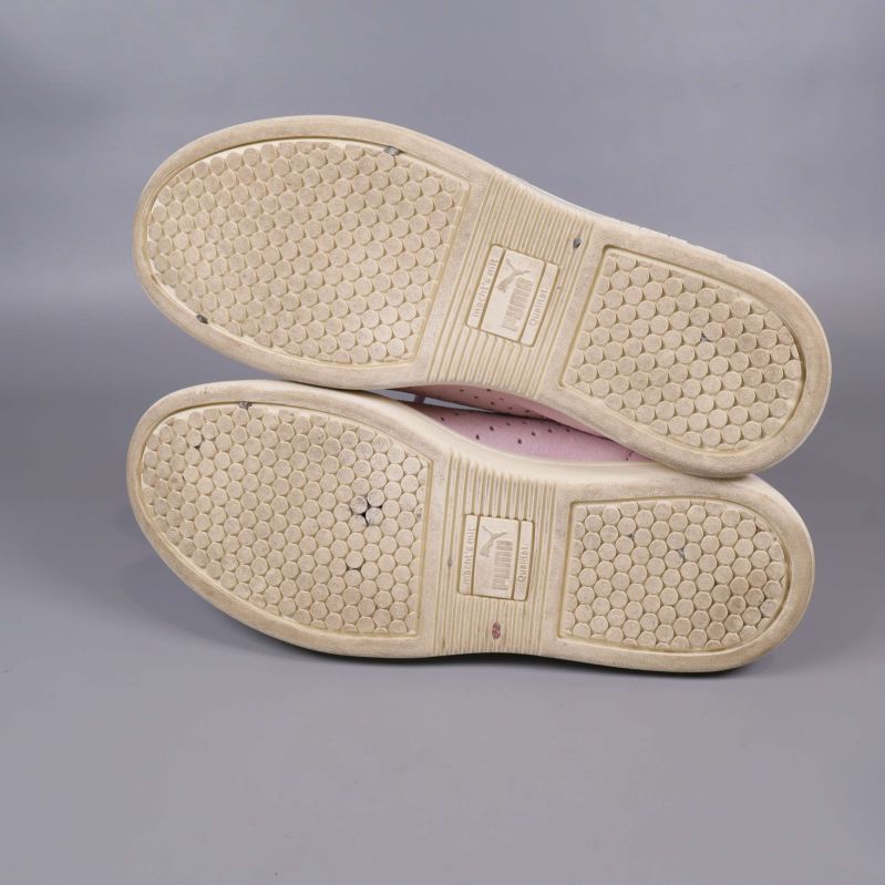 Sneakers med mönstrad sula och tydliga slitspår