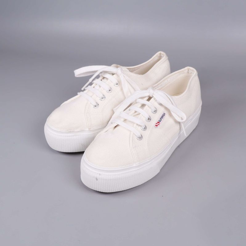 Vita platåsneakers med vita snören och tjock sula