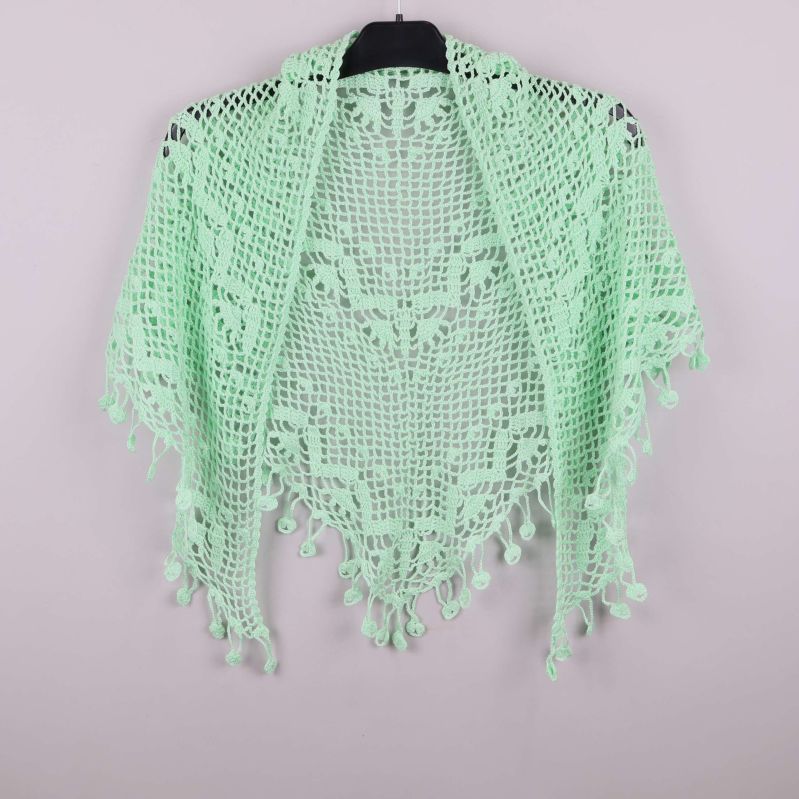 Mintgrön virkad sjal med tofsar framtill på galge