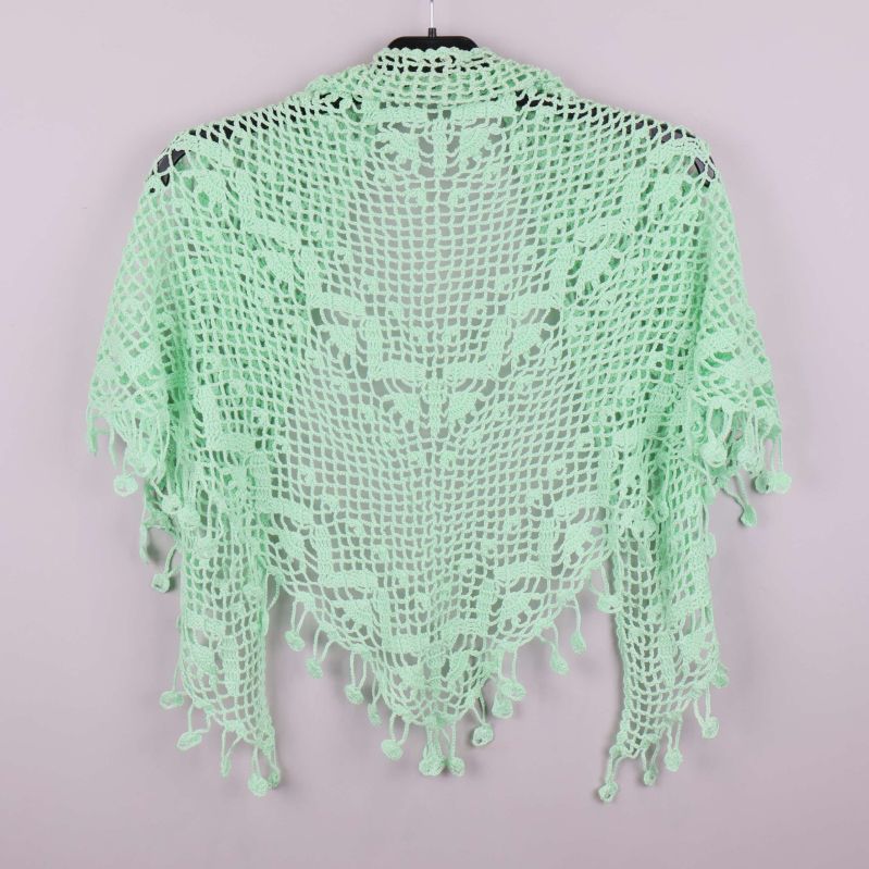 Baksida av mintgrön virkad sjal med mönster och tofsar