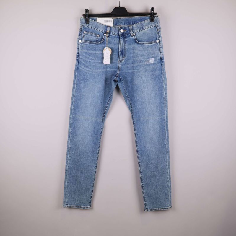 Jeans framifrån i ljusblå denim med raka ben