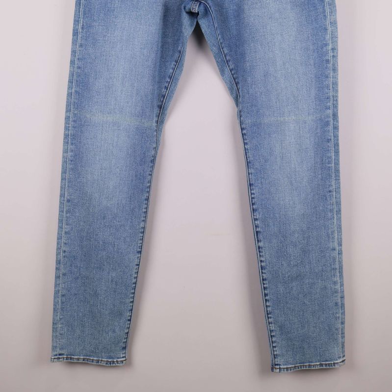 Nedre delen av jeans med raka ben