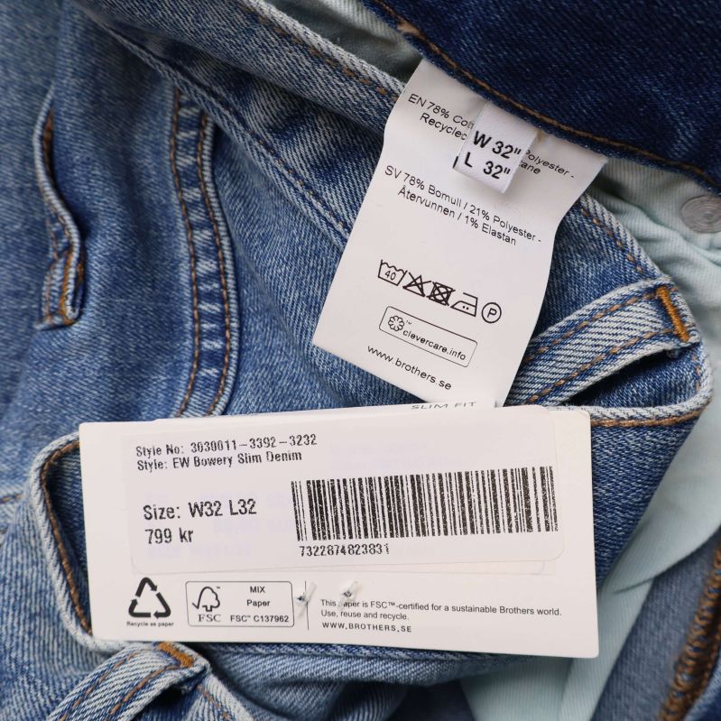 Materiallapp och storlek W32 L32 i jeansen