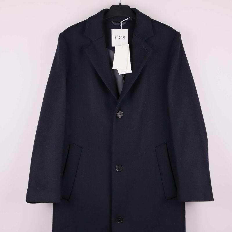 Detaljbild av rockens övre del och fickor