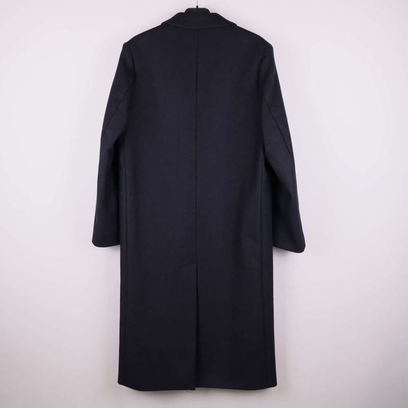 Svart rock sedd bakifrån visar rak passform