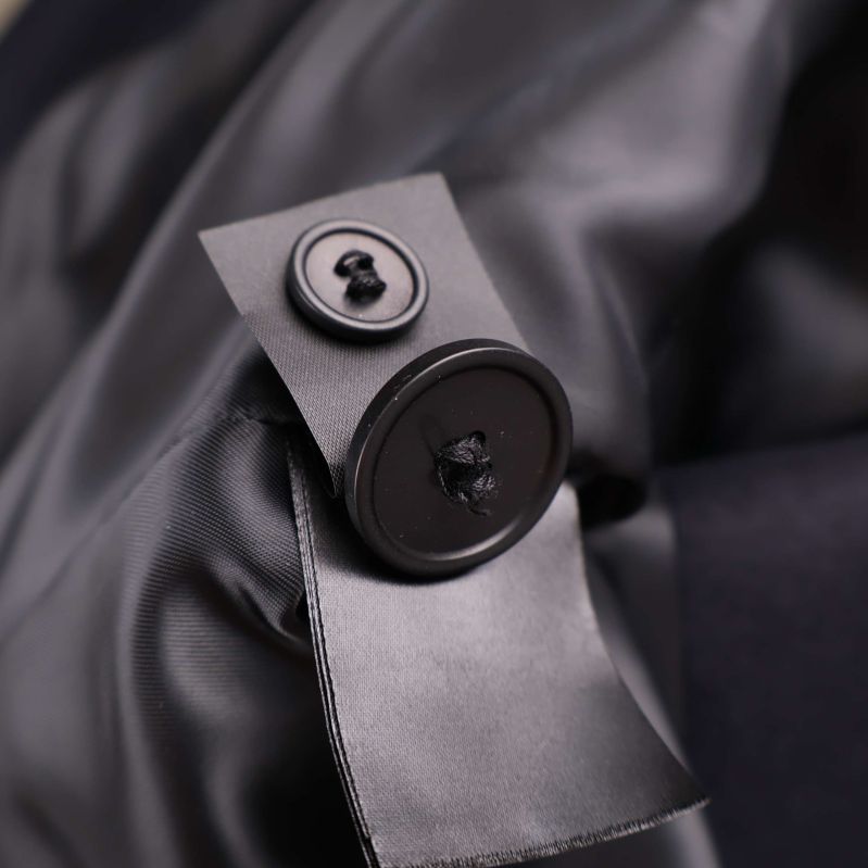 Extra knappar fastsydda på insidan av fodret