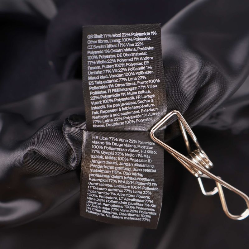 Materiallapp med sammansättning på svart foder