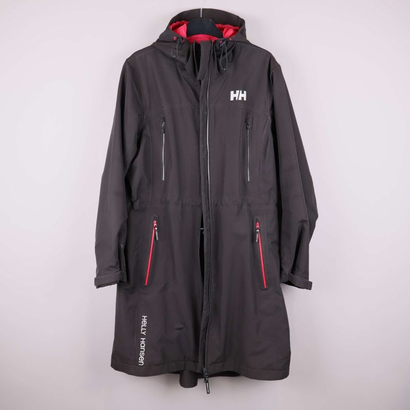 Svart långjacka med huva och röda dragkedjor framifrån