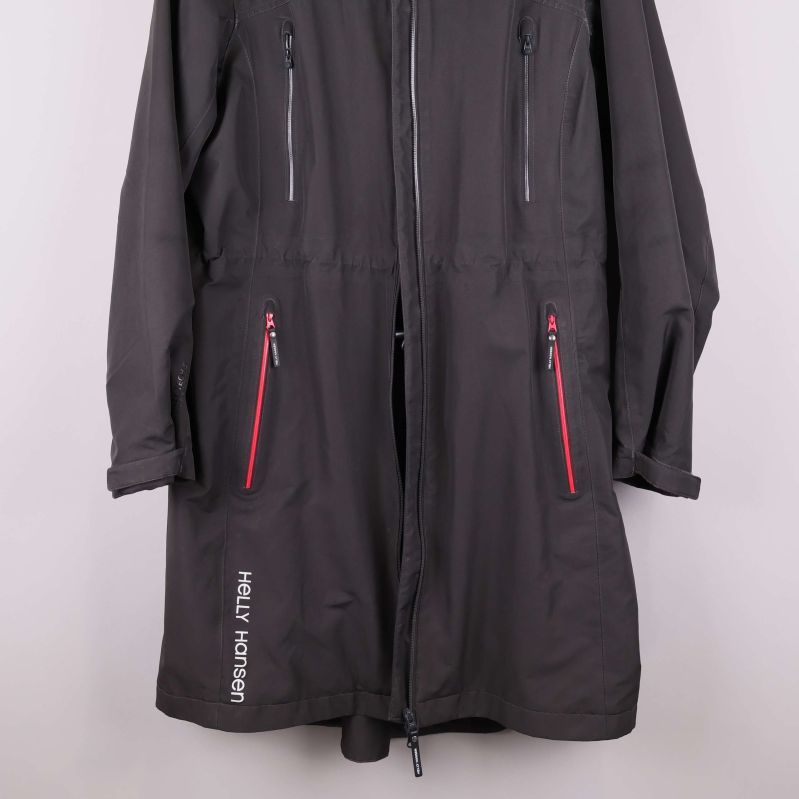 Nedre del av jackan med Helly Hansen-tryck