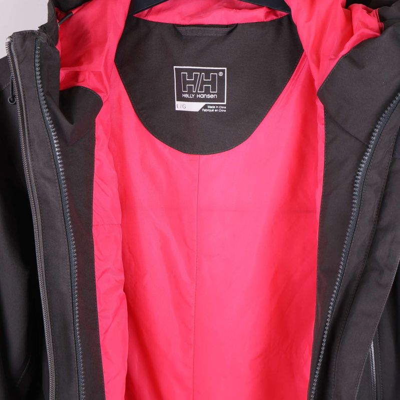 Jackans insida med röd fodring och synlig logga