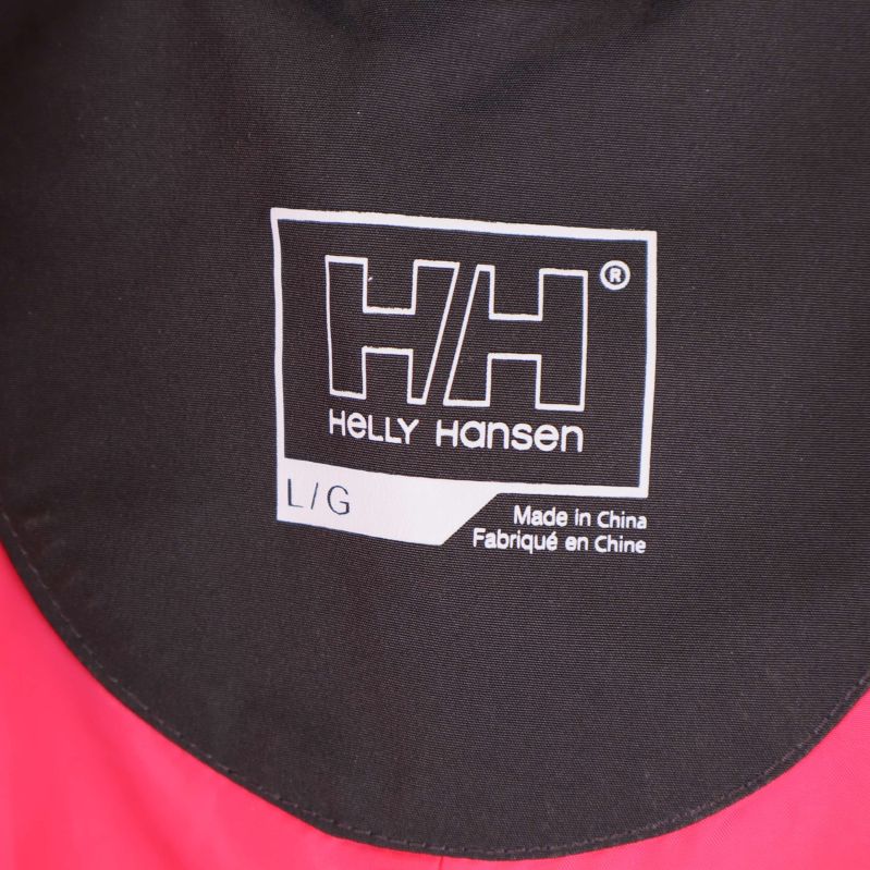 Närbild av Helly Hansen-logga och storleksinformation