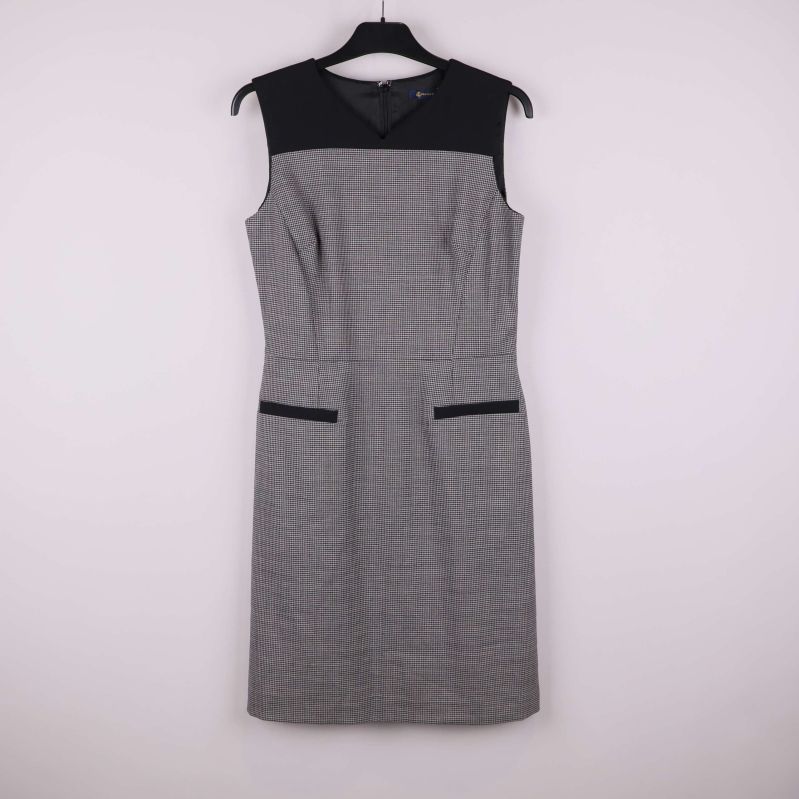 Ärmlös klänning med svart och rutigt mönster framifrån