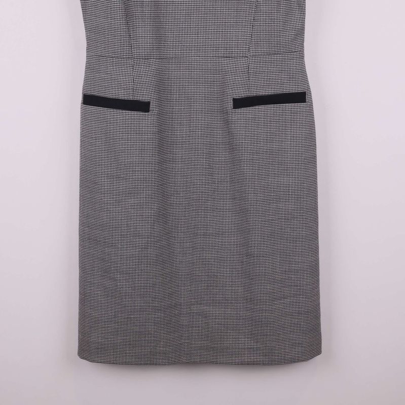 Närbild på fickor och nederdel i rutigt mönster