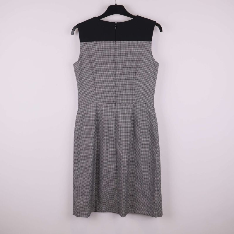 Ärmlös klänning med svart och rutigt mönster bakifrån