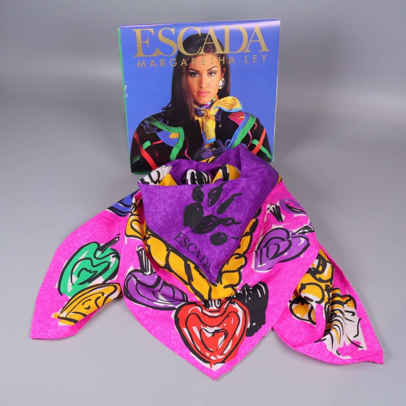 Escada scarf vikt och displayad framför originalaskar