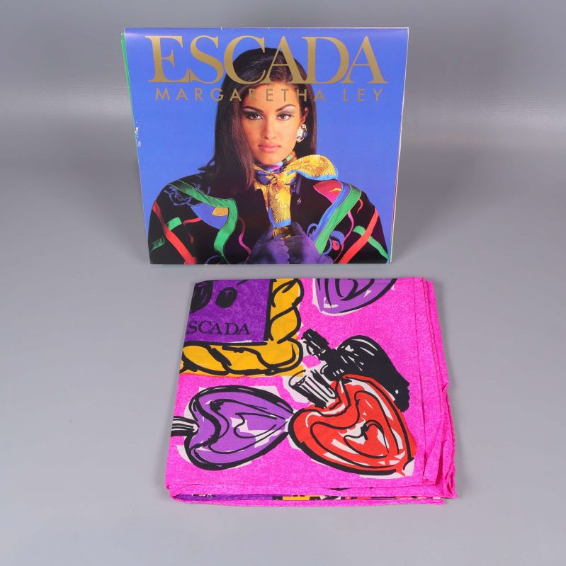 Rosa och lila scarf med hjärtmotiv och Escada-förpackning