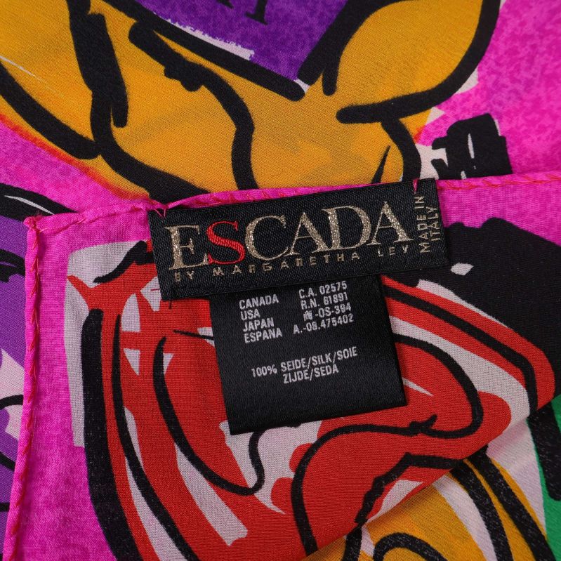 Närbild av Escada-etikett på siden med materialinformation