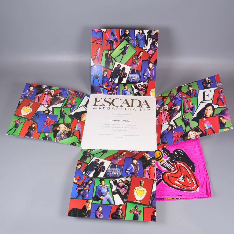 Escada scarf och tillhörande certifikat i uppvikt ask