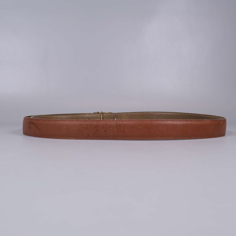 Baksida av brunt bälte med slitage