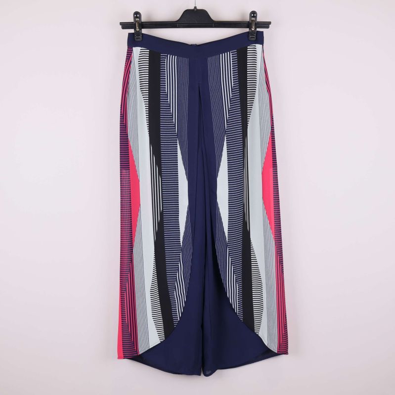 Framsida av vida byxor med grafiskt mönster