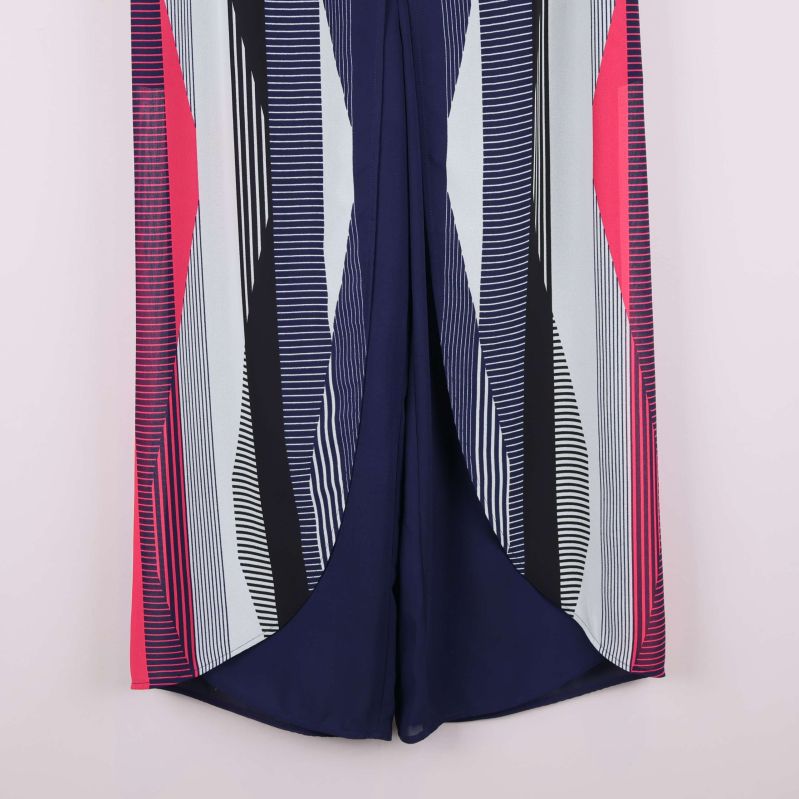 Närbild på nedre delen av byxbenen med mönster