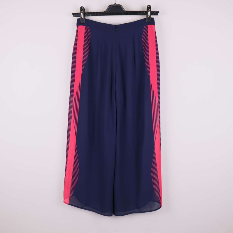 Baksida av vida byxor med färgglada detaljer