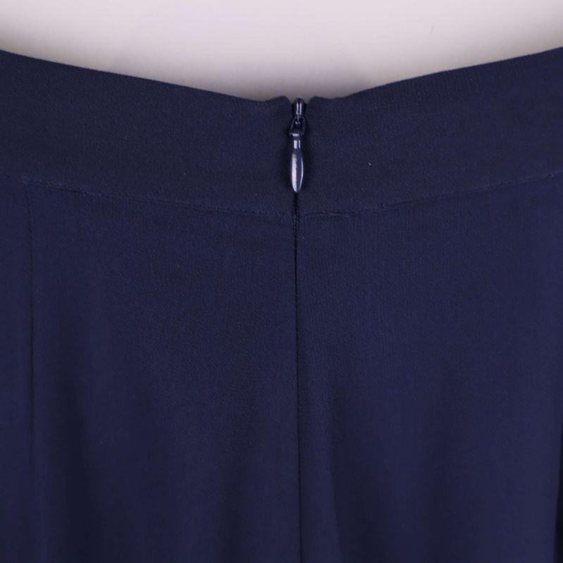 Närbild på dold dragkedja i midjan bak