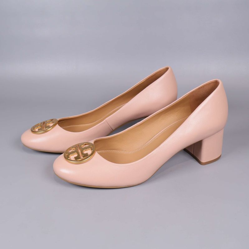 Pumps i beige med guldig logodetalj diagonal vy