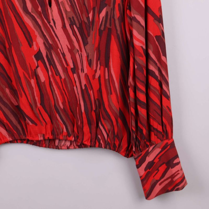 Närbild på blusens ärmslut med bred manschett