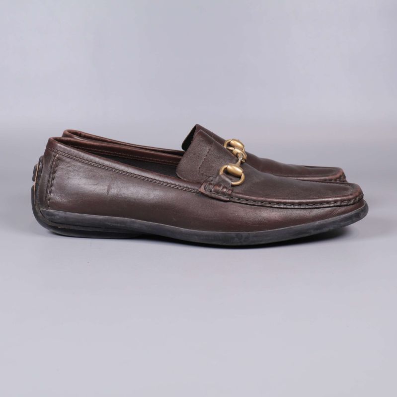 Loafern sedd från sidan visar skoform och sömmar