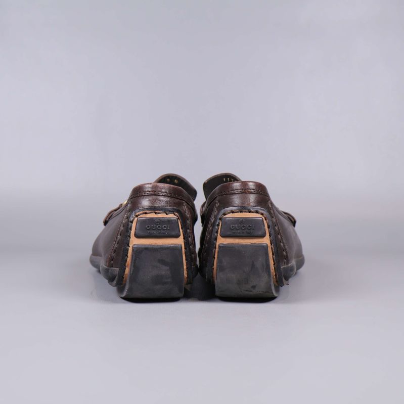 Baksidan av båda loafers med dekorativa detaljer