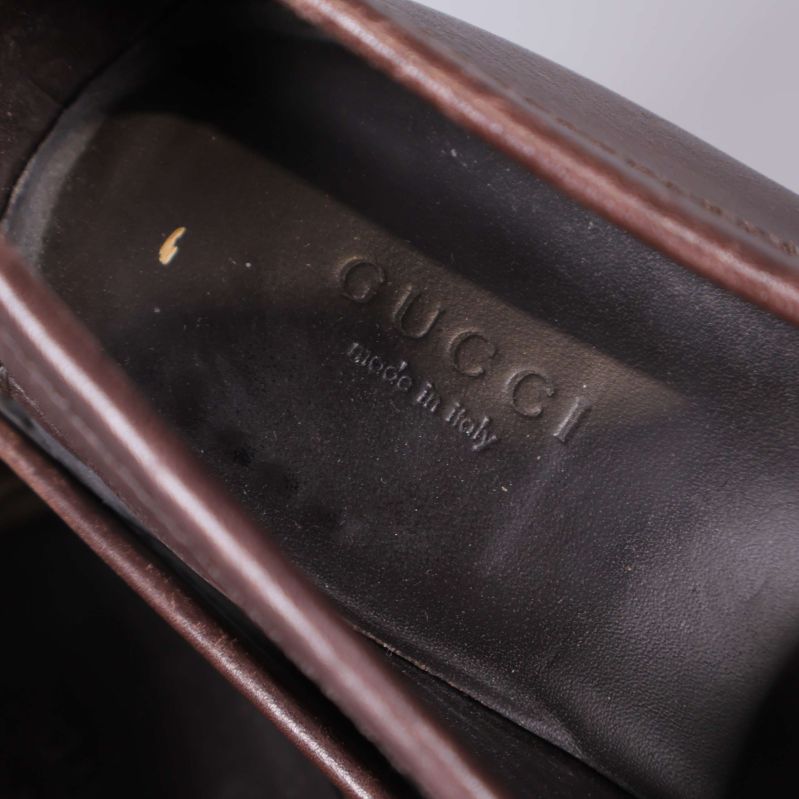 Närbild på inläggssula med präglat Gucci-märke