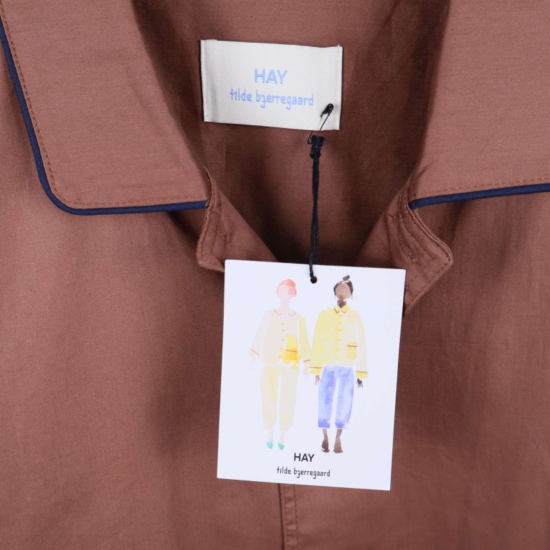 Närbild på pyjamasskjortans krage med etikett HAY Helle Høgsbro