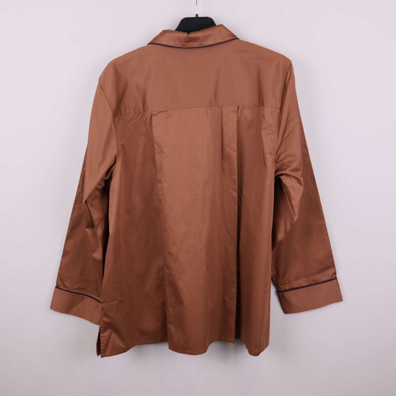 Baksidan på brun pyjamasskjorta med enkel design