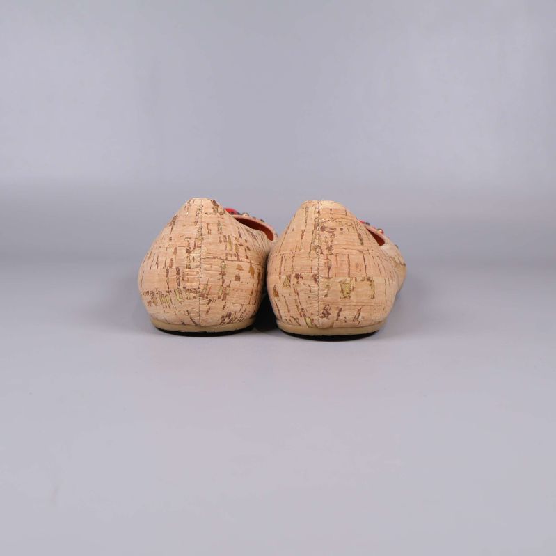 Baksidan av ballerinaskor med korkliknande yta