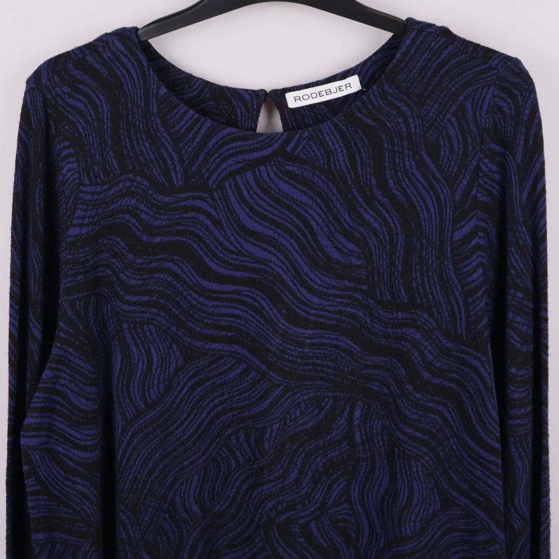 Närbild på tyg och mönster framtill på toppen