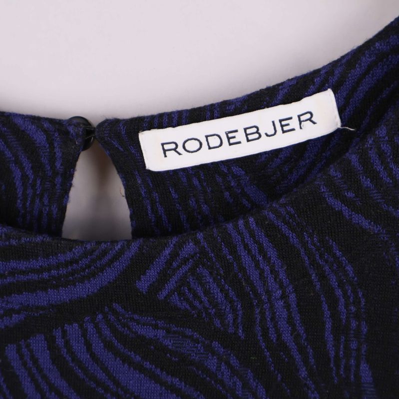 Närbild av Rodebjer etikett vid halsen