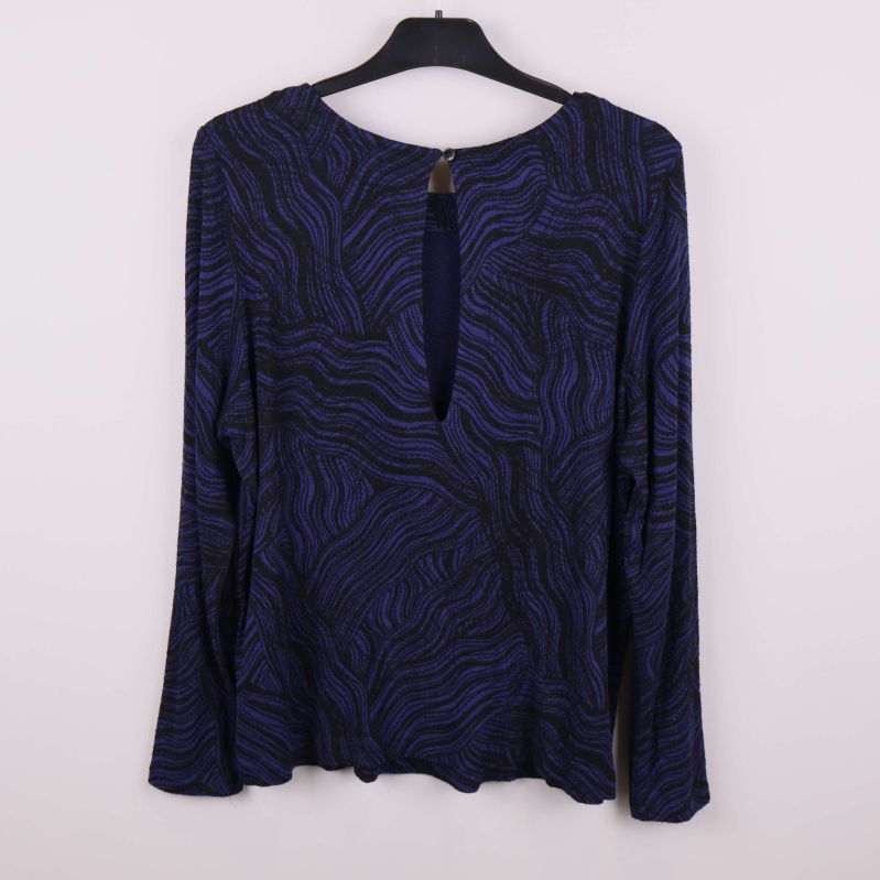 Baksidan av blåsvart långärmad topp med knapp i nacken