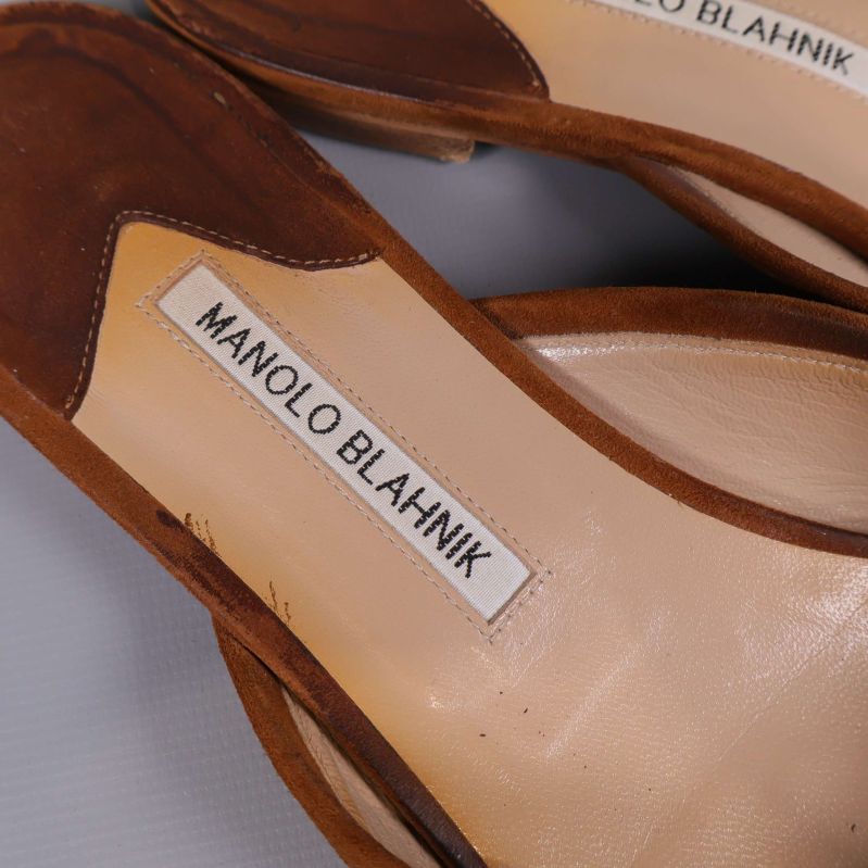 Närbild på Manolo Blahnik logotyp inuti skon